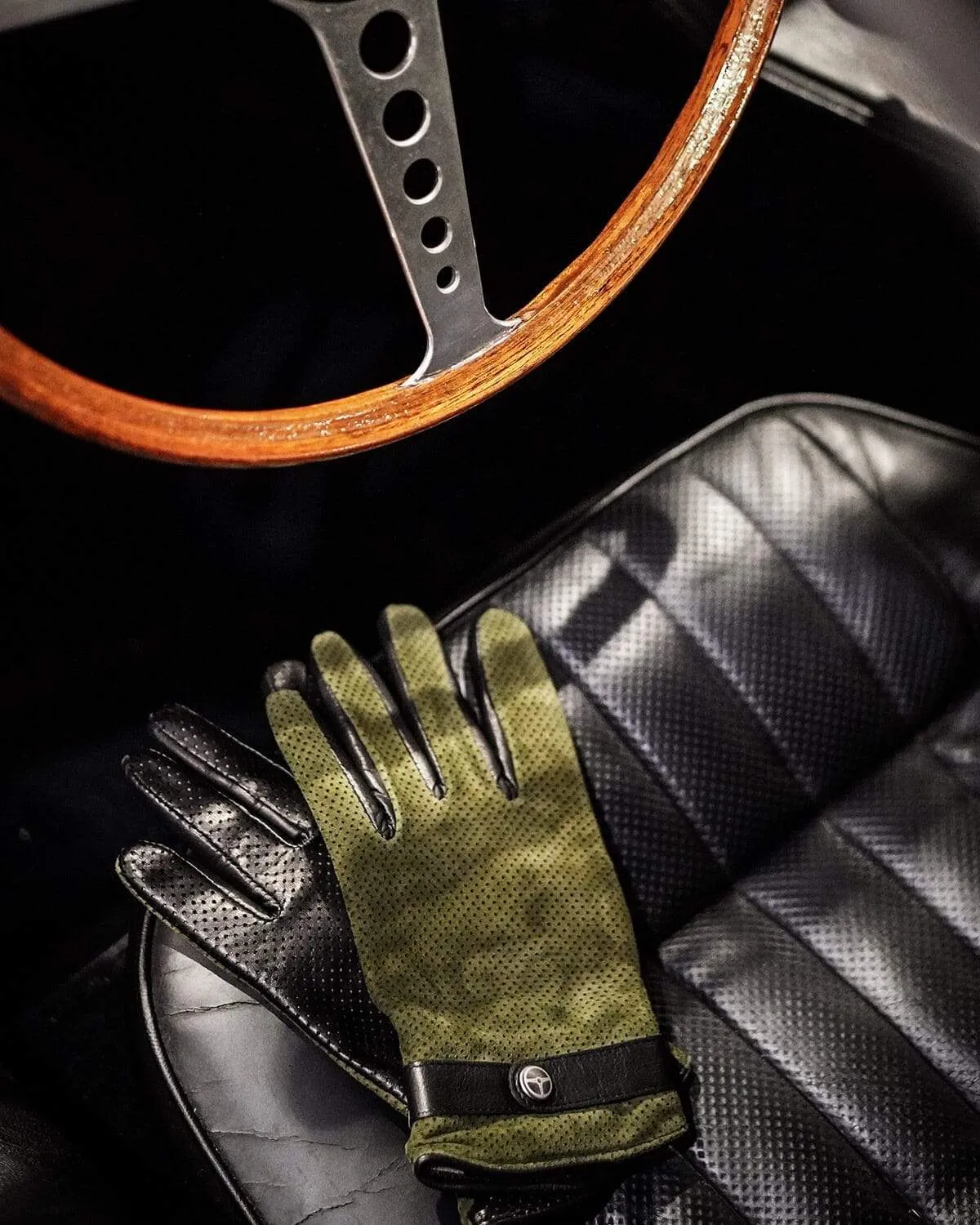 WINTER ROAD - Suede and Cashmere Driving Gloves - Olive/Black